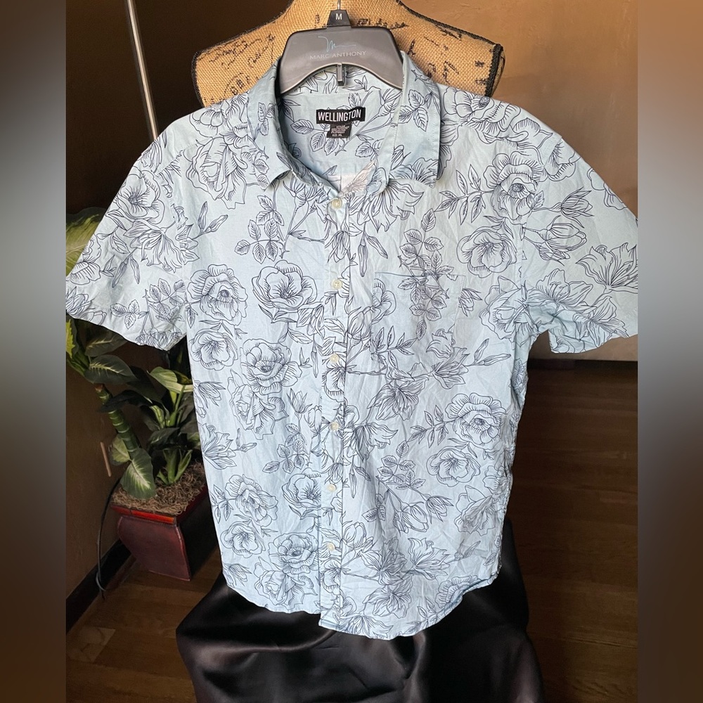 Wellington EUC mens XL button down shirt. Blue print design short sleeve
